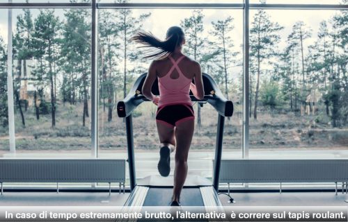 Donna che corre sul tapis roulant
