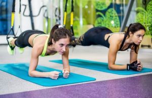 Allenamento addominale in sospensione con TRX