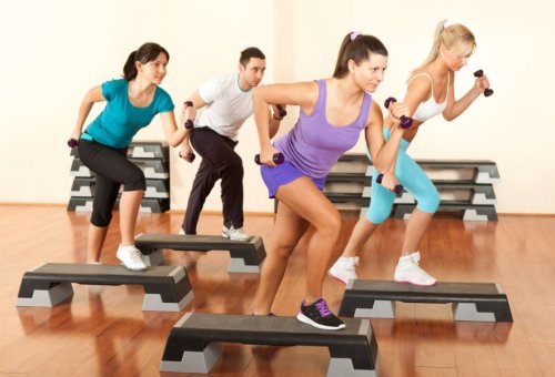 Corsi di gruppo per allenare tutto il corpo Corsi di gruppo per allenare tutto il corpo