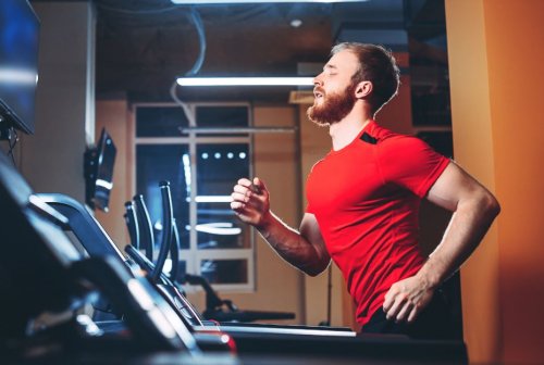 Giovane corre sul tapis roulant