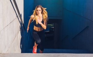 donna che allena i glutei salendo le scale