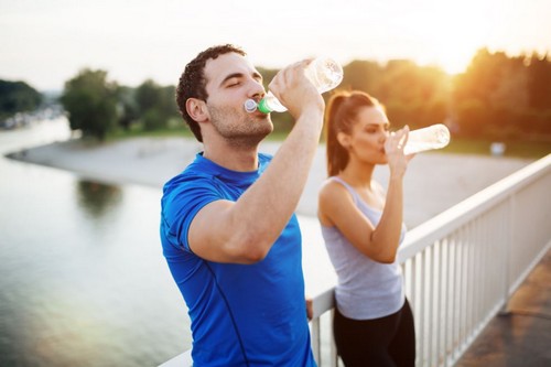 Idratarsi prima, durante e dopo l’allenamento Idratarsi prima, durante e dopo l’allenamento