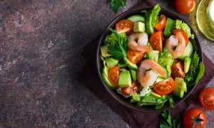 Insalata con avocado e gamberi.