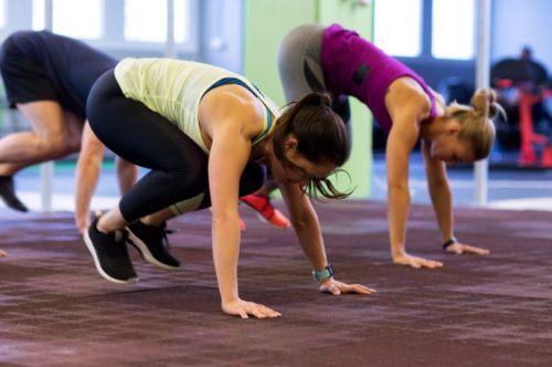 Un gruppo di ragazze eseguono il burpee, un tipico esercizio dell'Allenamento HIIT.
