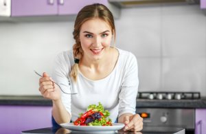 Ragazza mangia insalata