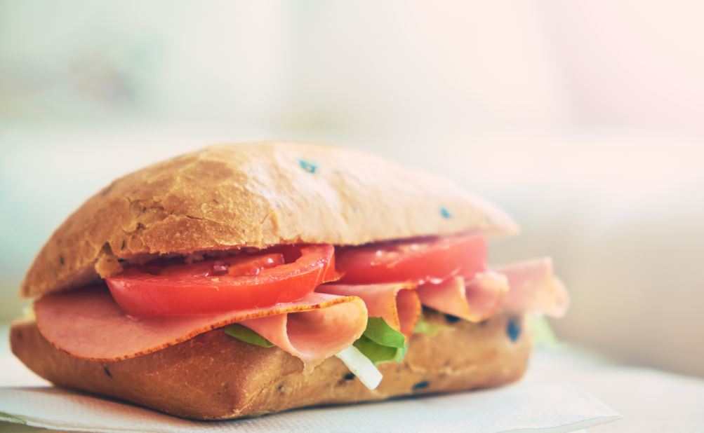Panino con tacchino e verdure