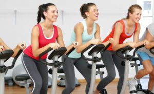 ragazze che praticano indoor-cycling