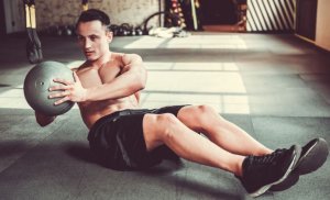 Fare addominali con palla medica