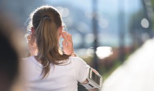 ragazza che utilizza degli auricolari