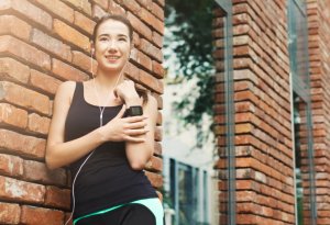 ragazza va a correre con un contabattiti al polso