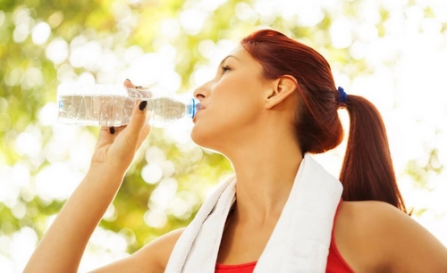 come bere acqua durante il giorno per perdere peso