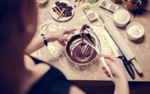 donna che cucina dei brownies