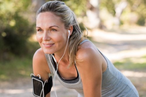 Donna matura che corre e sorride