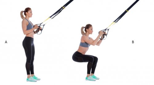 Donna fa squat con TRX