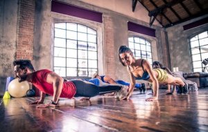 Esercizi per pettorali senza macchine