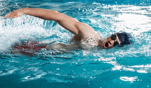 Giovane che nuota in piscina