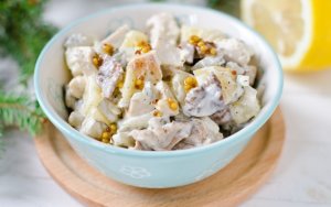 ciotola di insalata russa con pollo