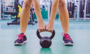 stacco da terra con kettlebell