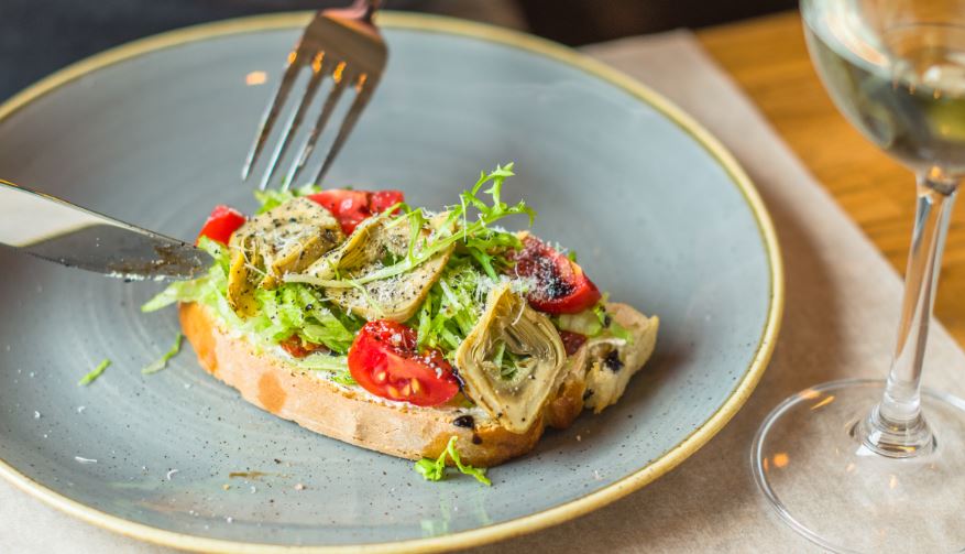 Pane tostato: ricette con i carciofi e pomodorini