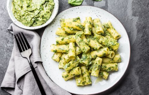 Pasta con pesto di avocado