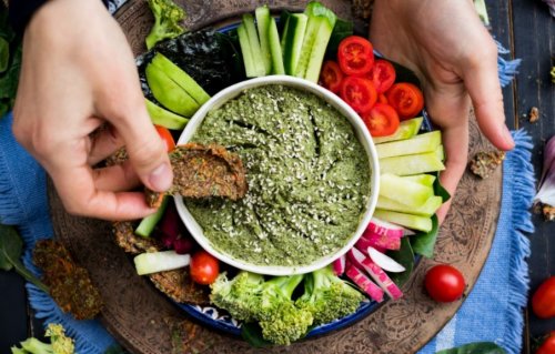 Pesto di avocado e verdure