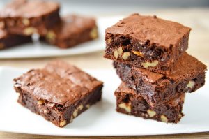 pezzi di brownies in un piatto