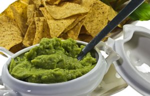 Salsa guacamole con nachos