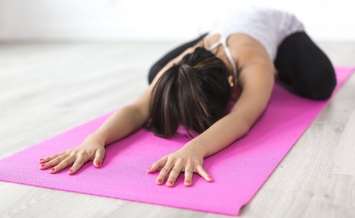 4 semplici esercizi da provare per iniziare con lo yoga 4 semplici esercizi da provare per iniziare con lo yoga