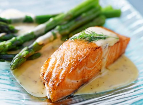Salmone con asparagi cena a base di pesce