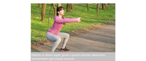 Donna che esegue squat nel parco