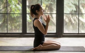 Alleviare i dolori mestruali con 6 posizioni yoga