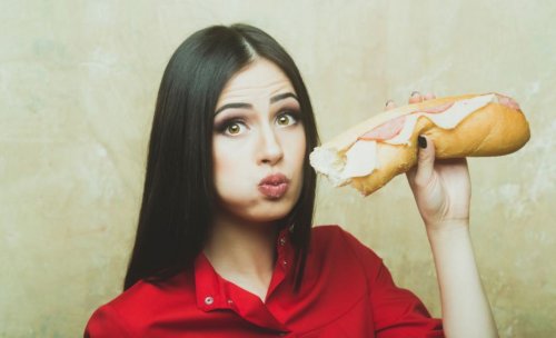 Ragazza mangia un panino
