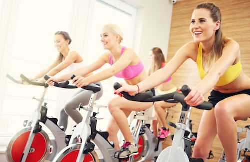 Ragazze che praticano spinning
