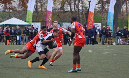 Ragazzi che rischiano infortuni giocando a rugby
