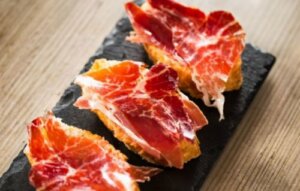 I benefici di una colazione a base di prosciutto crudo