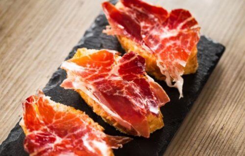I benefici di una colazione a base di prosciutto crudo