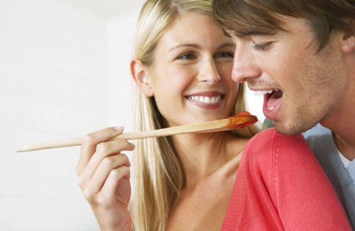 Uomo che assaggia salsa fatta in casa