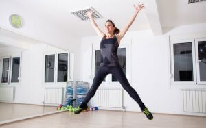 donna che salta a stella