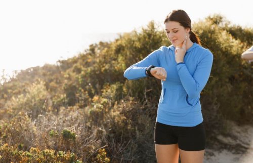 Donna controlla le proprie pulsazioni