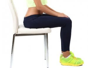 sollevare le gambe da seduti