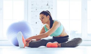 donna esegue stiramenti