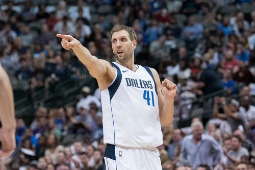 Dirk Nnowitzki con la maglia di Dallas