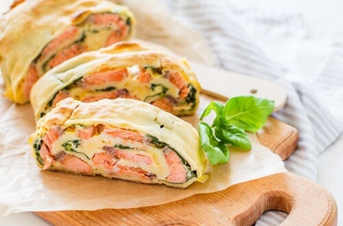 Fette di strudel di tacchino su tagliere