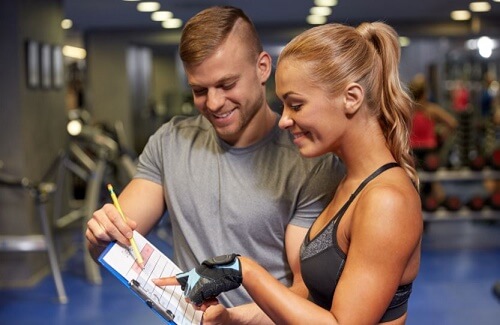 Istruttore spiega a atleta come migliorare il corpo