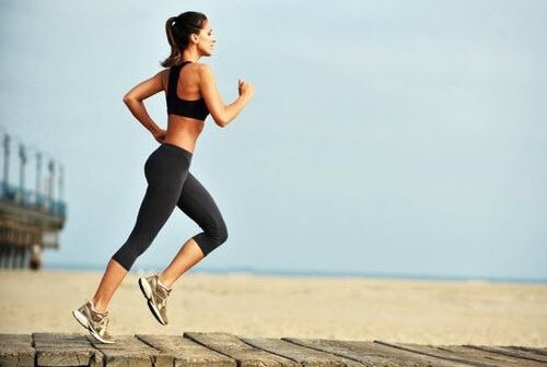 Ragazza corre su passerella in spiaggia