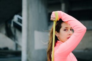 5 esercizi per le braccia con l'elastico