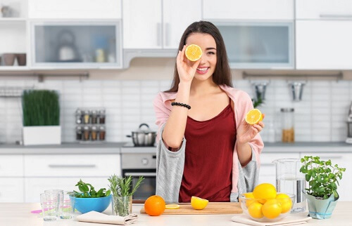 Ragazza con arancia su occhio