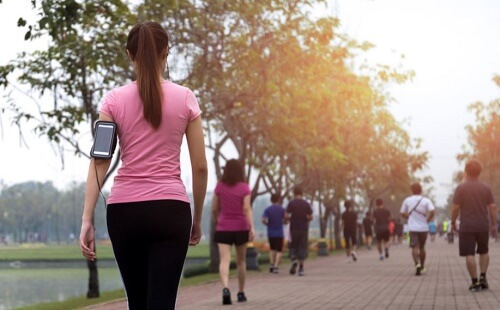 Ragazza passeggia al parco per tenersi in forma