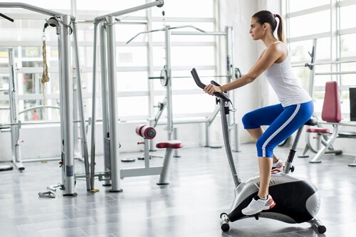 Donna in palestra sulla cyclette