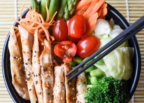 Un ciotola con insalata di pollo marinato